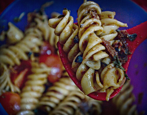 Ensalada de fusilli con tomatitos y tomate seco - Nueva Casa Hogar